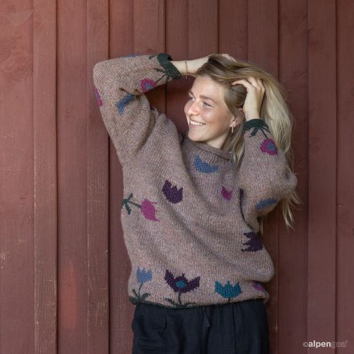 Wollpullover mit Blumenmotiv Lila Tragebeispiel